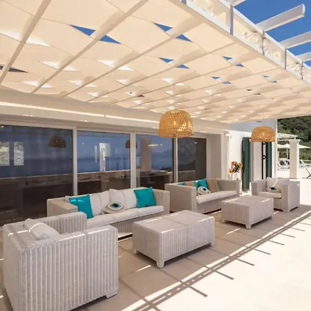 Beautiful New Overlooking The Beach!! *