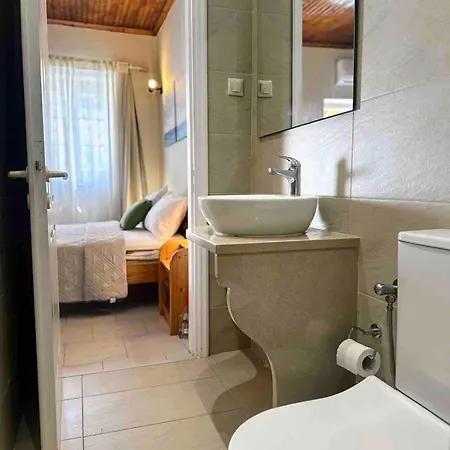 Beautiful New Overlooking The Beach!! *